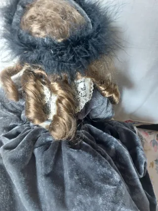 Bambola Fanas in abito grigio