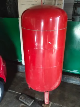 Depósito de hierro para agua o algo