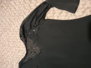 Camiseta negra con detalles de pedrería