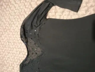 Camiseta negra con detalles de pedrería