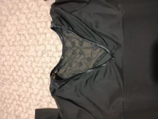 Camiseta negra con detalles de pedrería