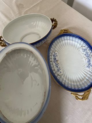 Zuppiera e piatto vintage blu, bianchi e oro.