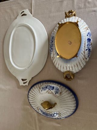 Zuppiera e piatto vintage blu, bianchi e oro.