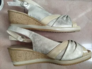 Sandalias cuña beige/plata talla 40