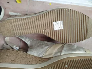 Sandalias cuña beige/plata talla 40