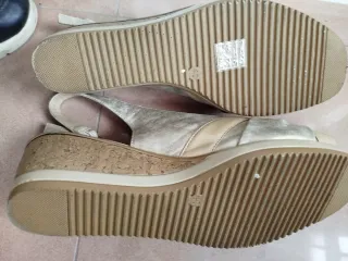 Sandalias cuña beige/plata talla 40