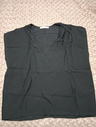 Camiseta negra cuello pico