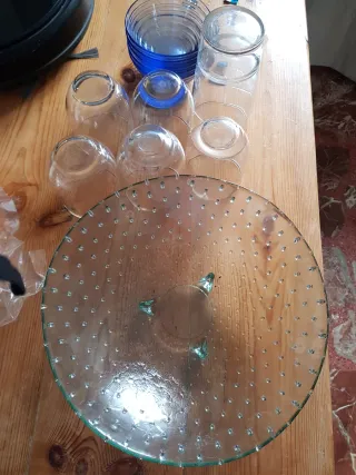 Juego de copas y cuencos de cristal.