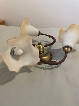 Preciosa lámpara clásica / vintage 3 brazos