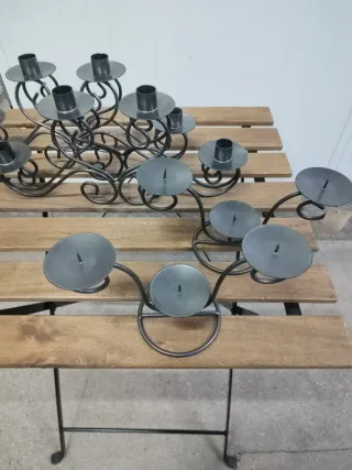 Candelabros de metal negros y plateados