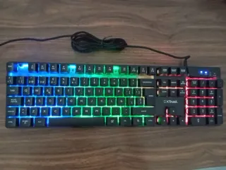 Teclado Trust con Luces RGB