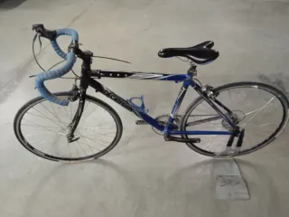 Bicicleta de carretera azul