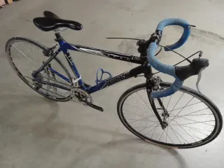 Bicicleta de carretera azul