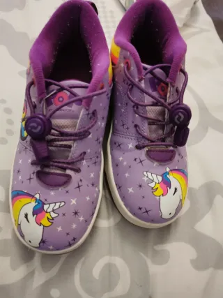 Zapatillas con ruedas unicornio moradas