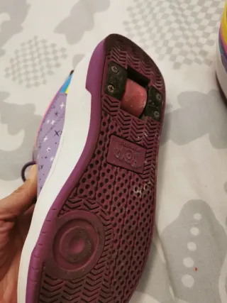 Zapatillas con ruedas unicornio moradas
