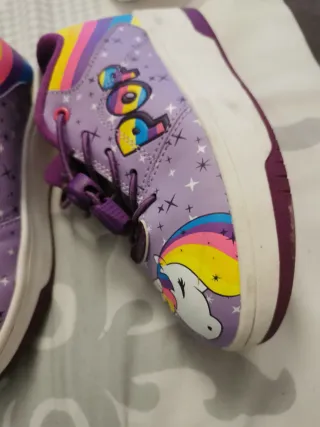 Zapatillas con ruedas unicornio moradas