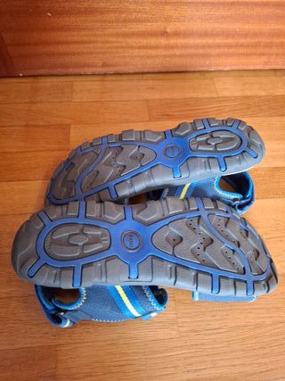 Sandalias Geox velcro azul y amarillo