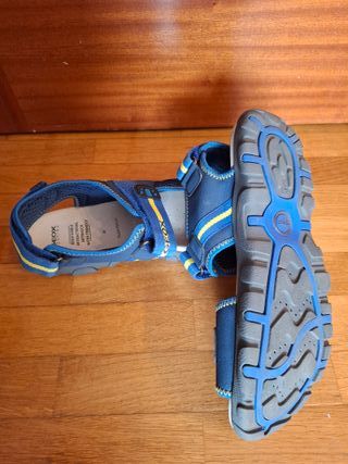 Sandalias Geox velcro azul y amarillo