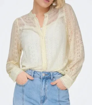 Camisa de encaje beige y blanca