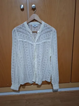 Camisa de encaje beige y blanca