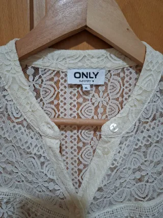 Camisa de encaje beige y blanca