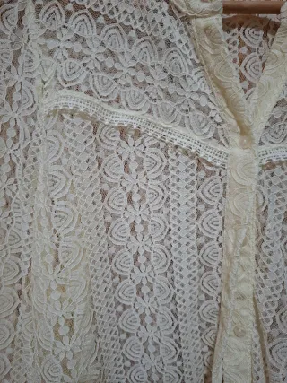 Camisa de encaje beige y blanca