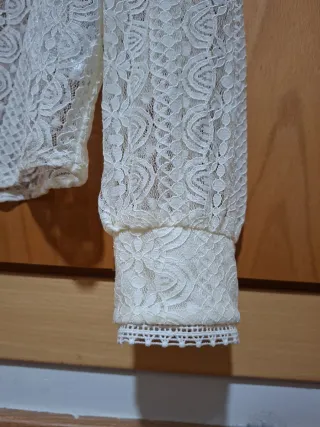 Camisa de encaje beige y blanca