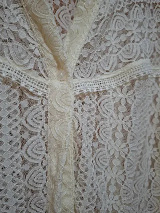 Camisa de encaje beige y blanca