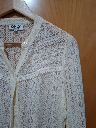 Camisa de encaje beige y blanca