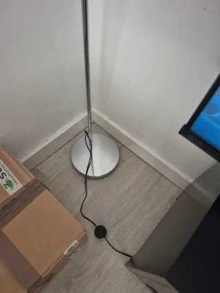 Lámpara de pie metálica plateada