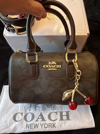 Bolso Coach Marrón con Adorno de Cerezas