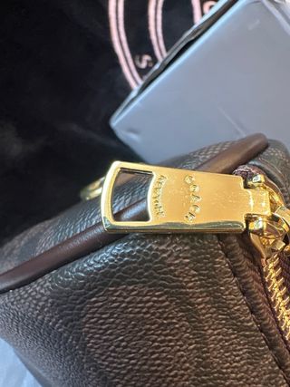 Bolso Coach Marrón con Adorno de Cerezas