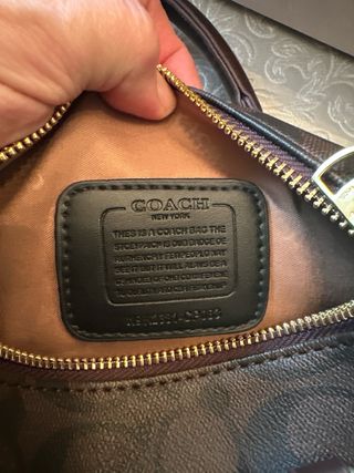 Bolso Coach Marrón con Adorno de Cerezas