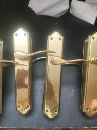 5 Manillas de puerta doradas