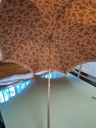 Sombrilla antigua floral beige y marrón