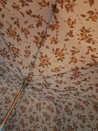 Sombrilla antigua floral beige y marrón