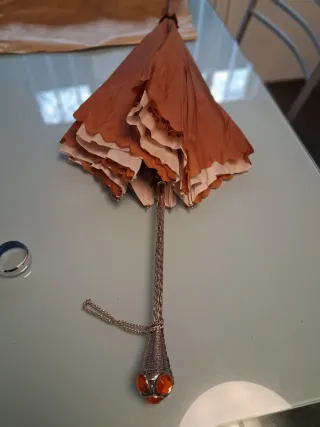 Sombrilla antigua floral beige y marrón