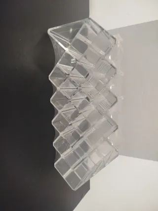 Soporte acrílico para maquillaje.
