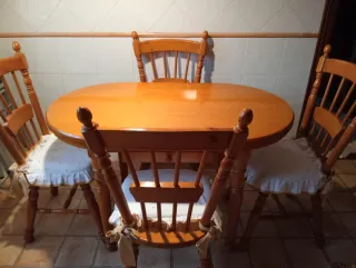 Cocina de madera con granito mas mesas y sillas