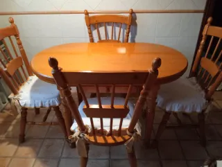 Cocina de madera con granito mas mesas y sillas