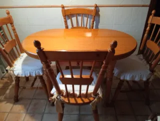 Cocina de madera con granito mas mesas y sillas