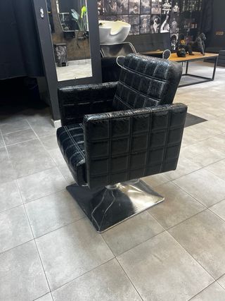 Silla de peluquería negra y plateada