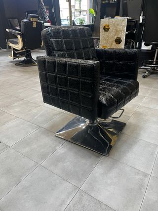 Silla de peluquería negra y plateada