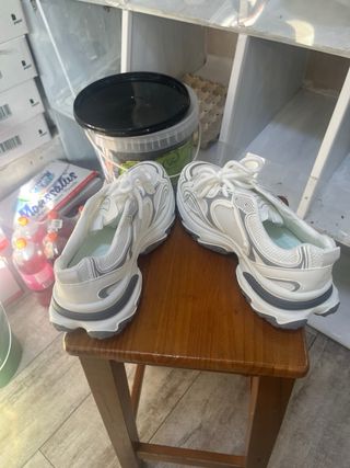 Zapatillas grises y blancas
