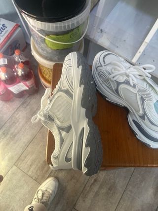 Zapatillas grises y blancas