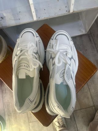 Zapatillas grises y blancas