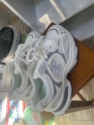 Zapatillas grises y blancas