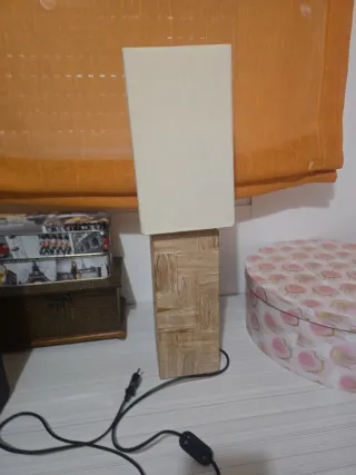 Lámpara de mesa beige y madera