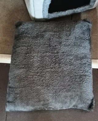 Caseta Cama para Gatos Gris y Blanca