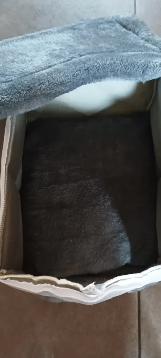 Caseta Cama para Gatos Gris y Blanca